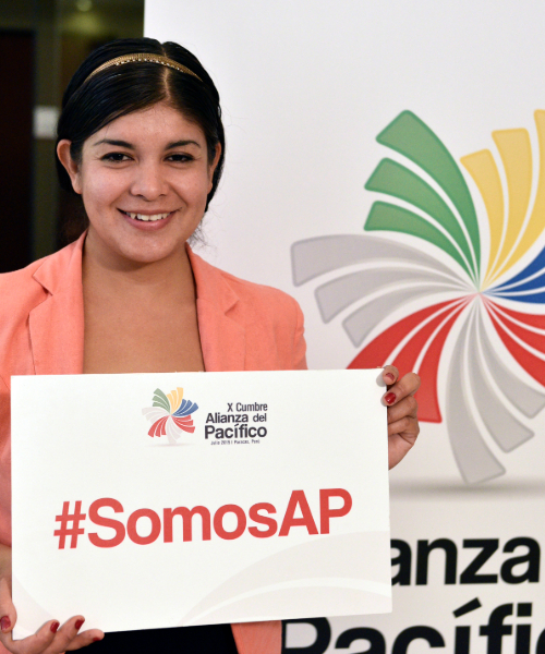 Person holding sign for Pacific Alliance