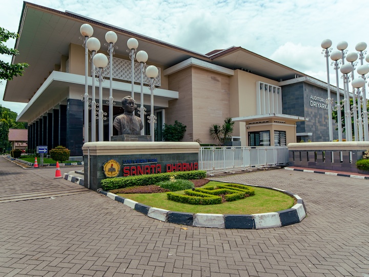 An exterior image of Sanata Dharma's campus, featuring the main entrance.