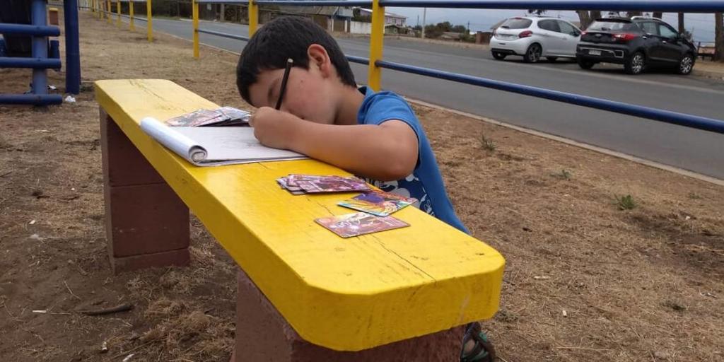 Niño viral en twitter por vender sus dibujos Niño viral en twitter por vender sus dibujos