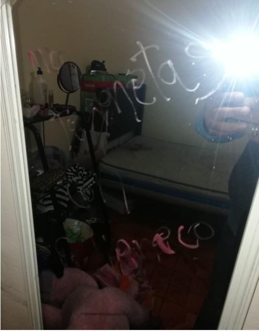 Mensaje encontrado en espejo de cuarto de víctima