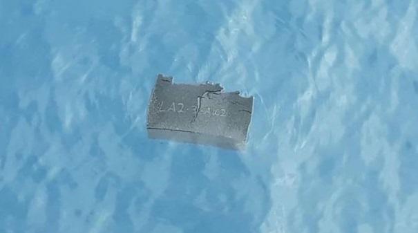 Fotografía cedida este miércoles por la Fuerza Aérea de Chile (FACh) que muestra un pedazo de espuma flotando cerca del área donde desapareció un avión militar chileno