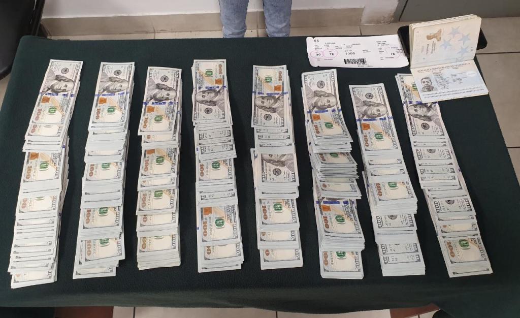 800 billetes en denominaciones de 100 dólares    