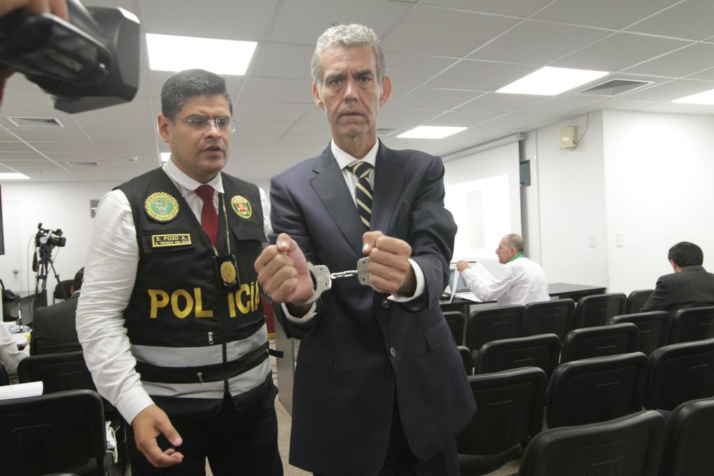 Víctor Albrecht pareció posar ante la cámara mostrando las esposas . FOTO: La República/Virgilio Grájeda Víctor Albrecht pareció posar ante la cámara mostrando las esposas . FOTO: La República/Virgilio Grájeda