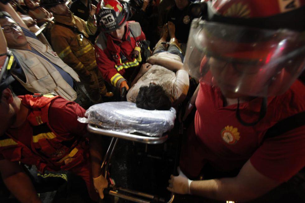 Momento en el que un herido es trasladado al Hospital Dos de Mayo. Foto: Andrés Paredes.  