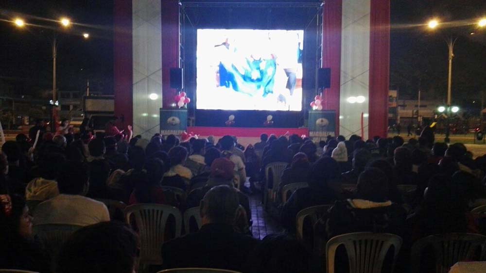 Hinchas en la Plaza Túpac Amaru en el distrito de Magdalena del Mar.