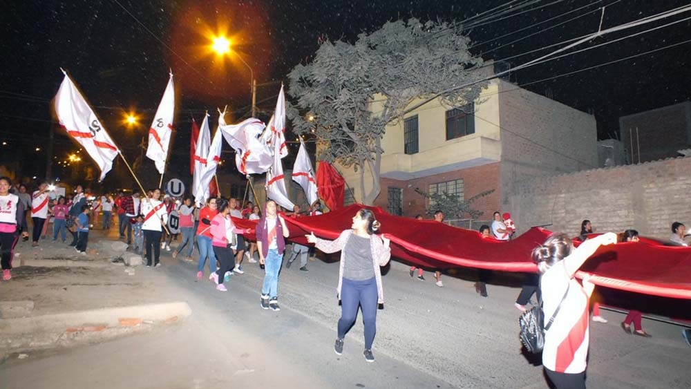 Vecinos pasean inmensa bandera por el distrito de Carabayllo.
