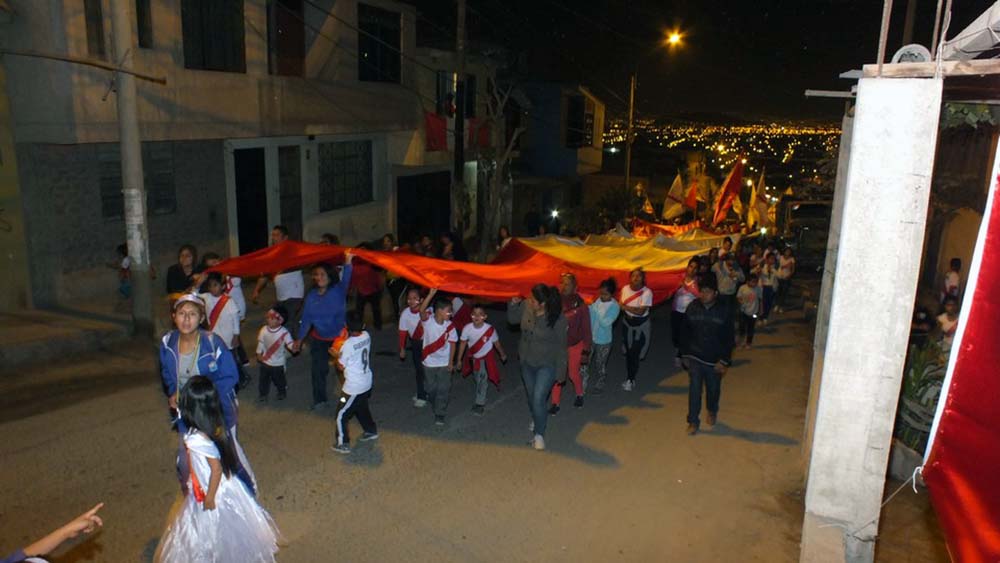 Vecinos pasean inmensa bandera por el distrito de Carabayllo.
