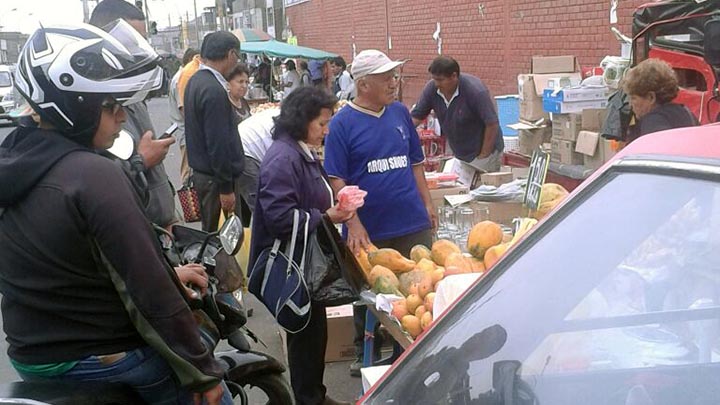 Ambulantes causan malestar en San Juan de Miraflores.