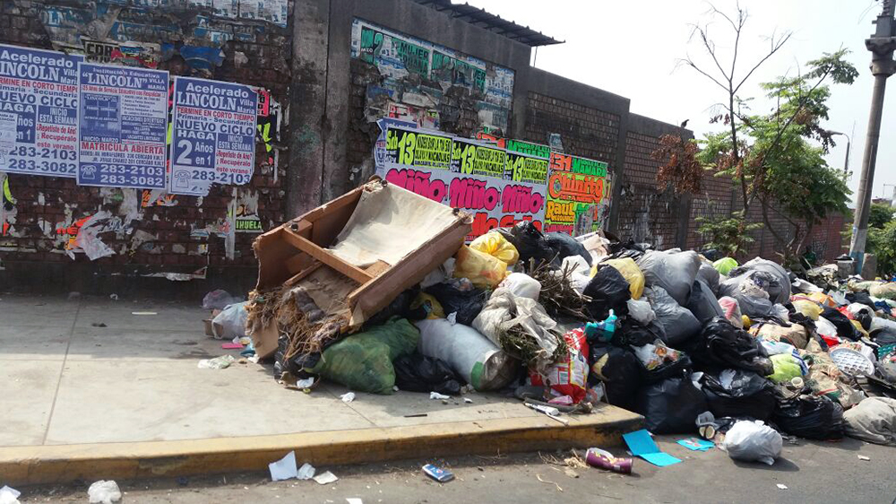 Montículo de basura en la Av. José Carlos Mariátegui en Villa María del Triunfo.