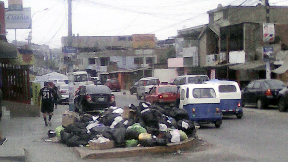 Basura y desperdicios en las calles de Villa María del Triunfo.