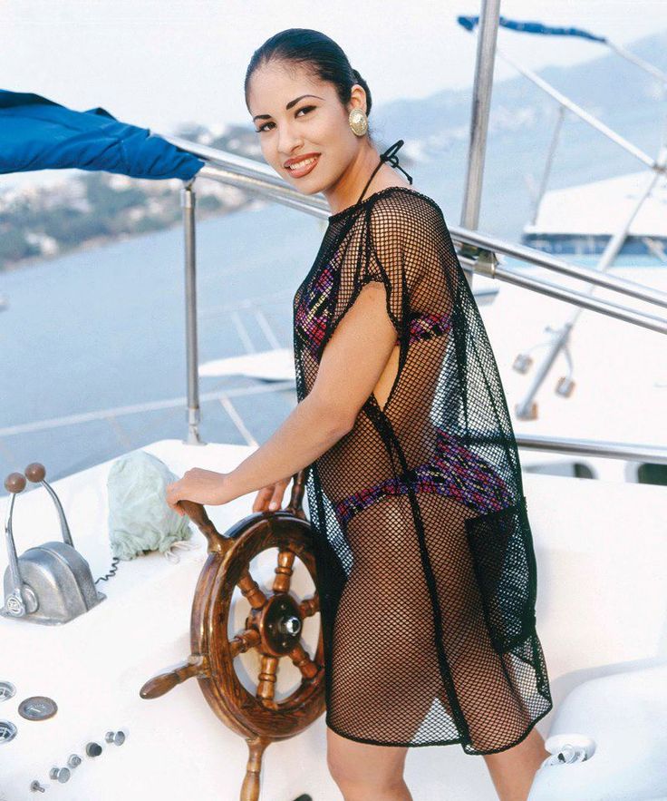 Revelan inédita imagen de Selena Quintanilla en diminuto bikini [FOTO