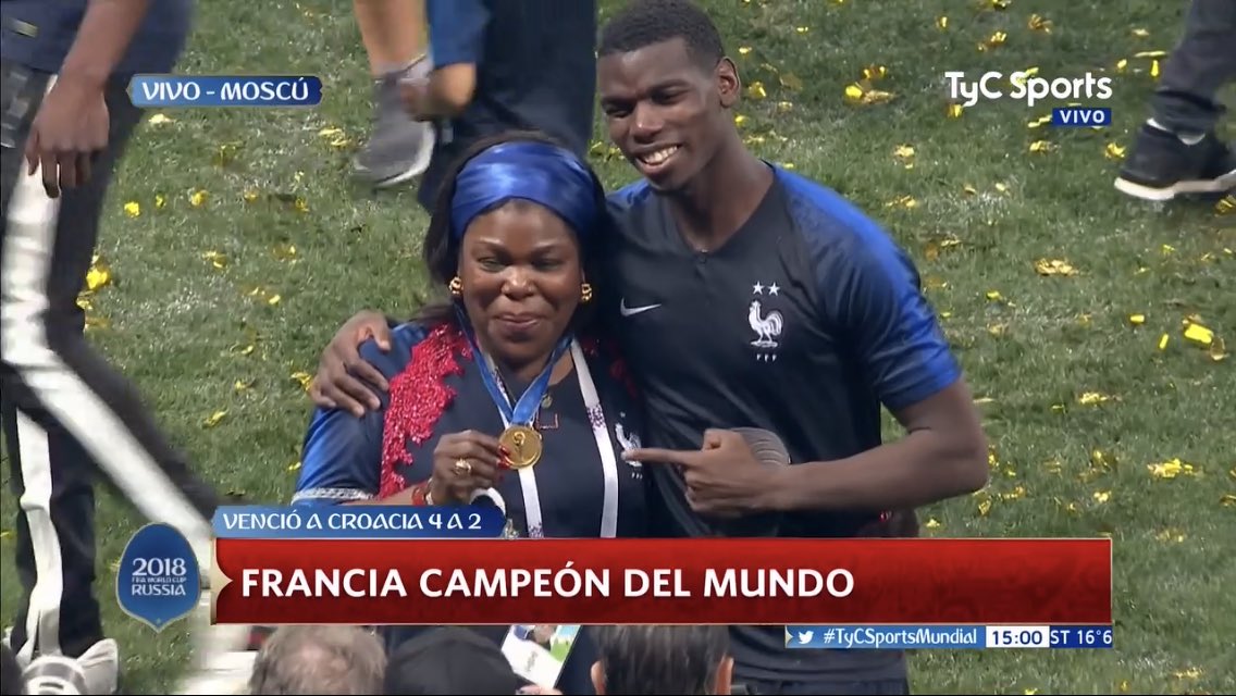 Pogba le regala su medalla a su madre Pogba le regala su medalla a su madre