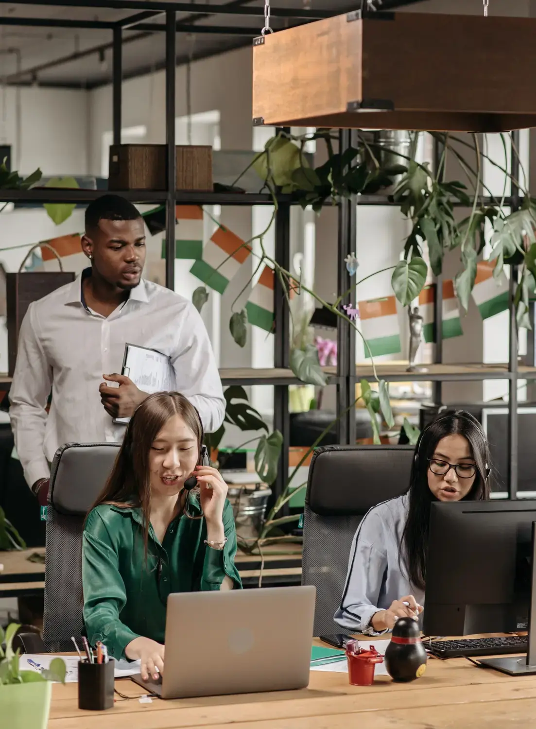 IT support team in action, jointly addressing a customer's phone call.