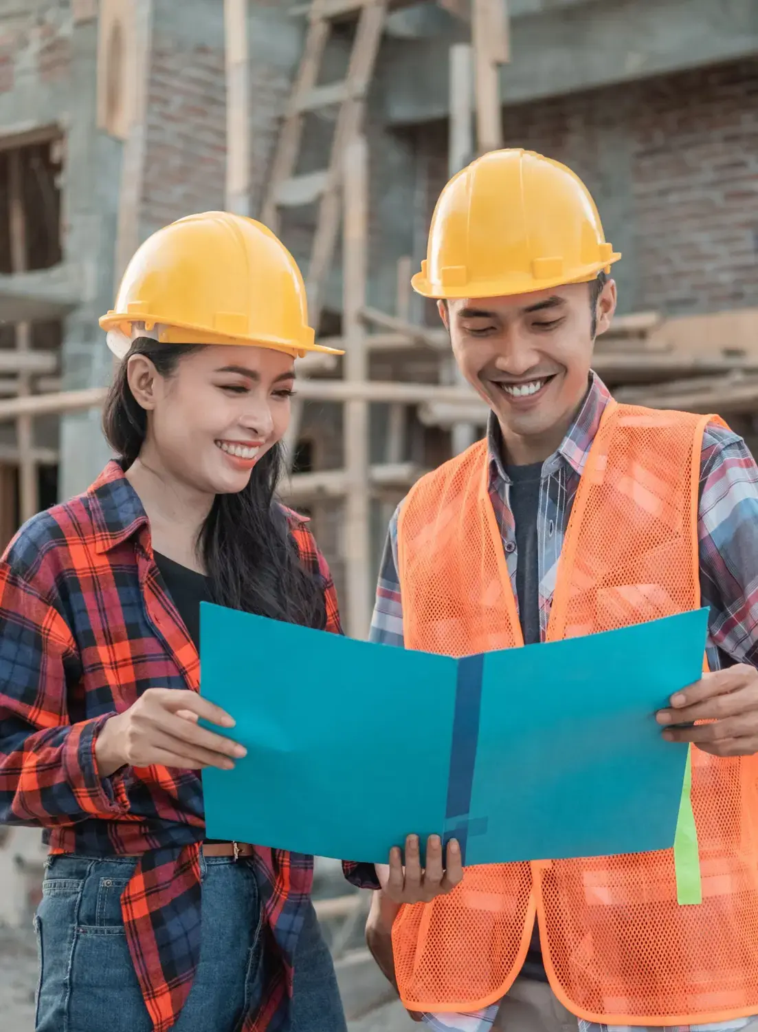 Customer service representative using specialized software for a contractor answering service.