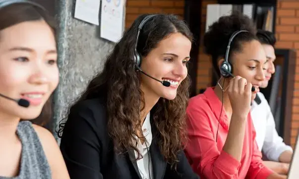 Woman virtual receptionist with a satisfied expression, showcasing excellent ratings and customer feedback for her service.