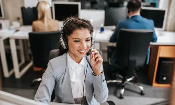 Woman virtual receptionist answering calls for a law firm, delivering professional and efficient client support remotely.