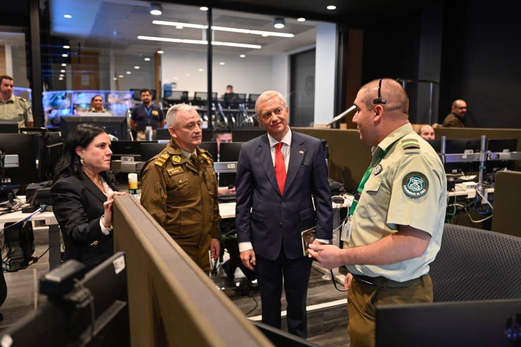 Presidente José Antonio Kast junto a la ministra de Seguridad Pública, Trinidad Steinert y el General Director de Carabineros, Marcelo Araya, en la central de comunicaciones de Carabineros, supervisando el operativo.