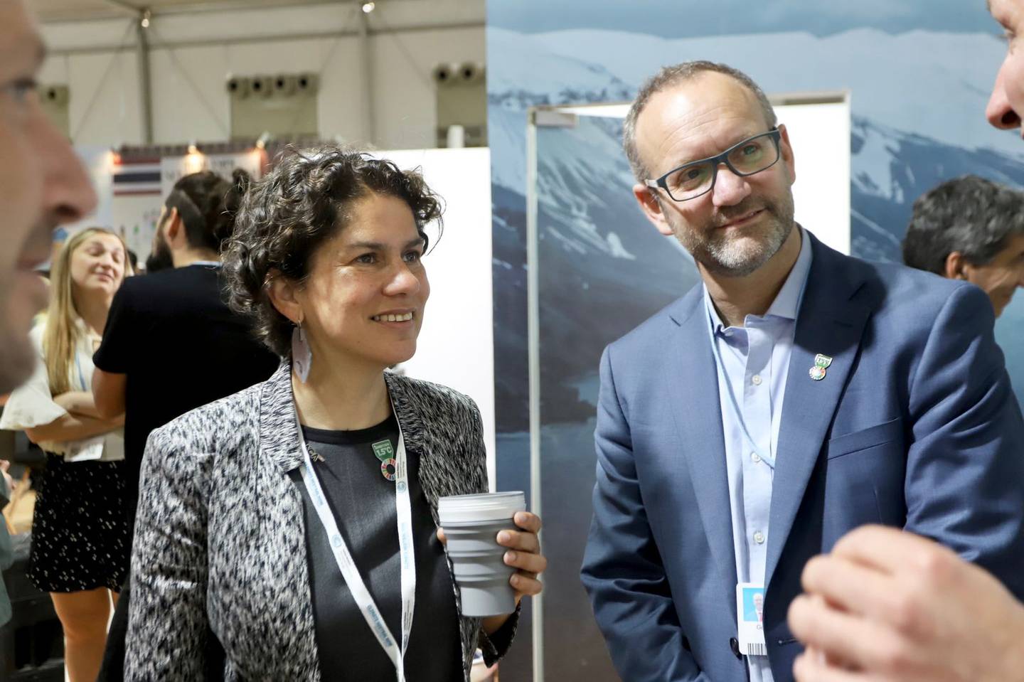 Fotografía de la ministra de medio ambiente, Maisa Rojas conversando con Gonzalo Muñoz, High-Level Climate Action Champion de la Presidencia de la COP 25 organizada por Chile el año 2019.