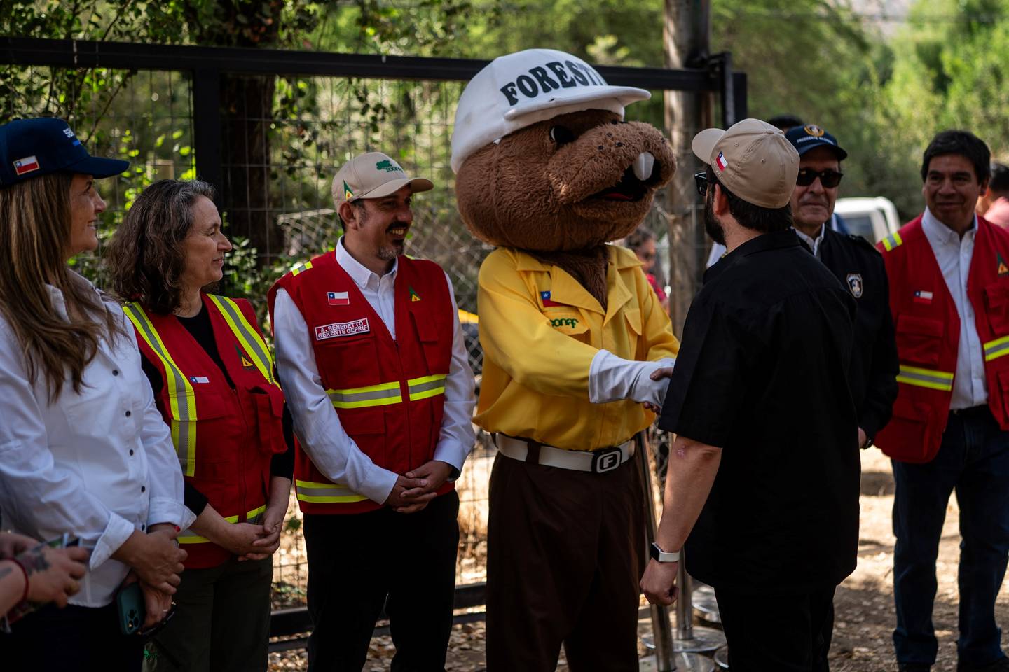 Presidente Gabriel Boric saludando al corporeo de Forestín.