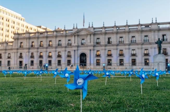 Miles de remolinos de papel instalados en la Plaza de la Ciudadanía, frente al Palacio de La Moneda.