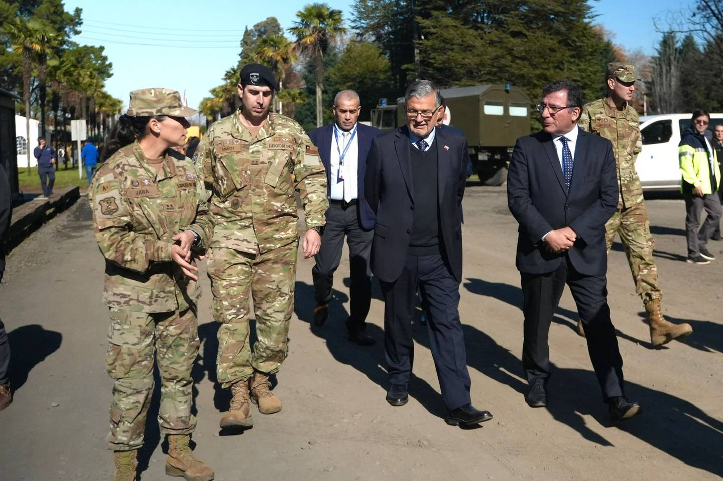 Subsaecretario de redes asistenciales recorriendo el hospital modular junto a personal del Ejército.