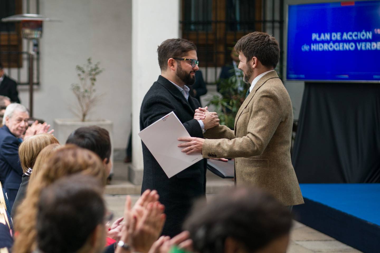 Presidente Boric recibiendo el plan de Acción de Hidrógeno Verde de manos del ministro de Energía, Diego Pardow.