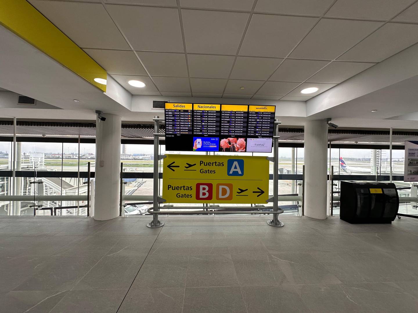Interior del nuevo Terminal Nacional del Aeropuerto de Santiago.