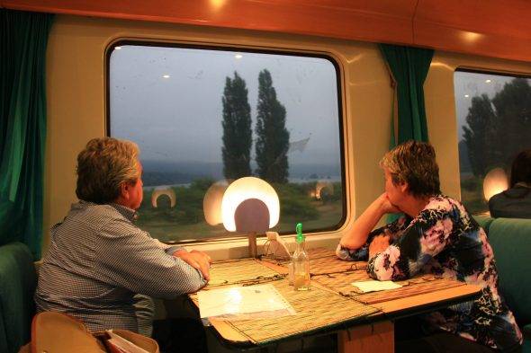 Comedor del tren nocturno Santiago-Temuco.