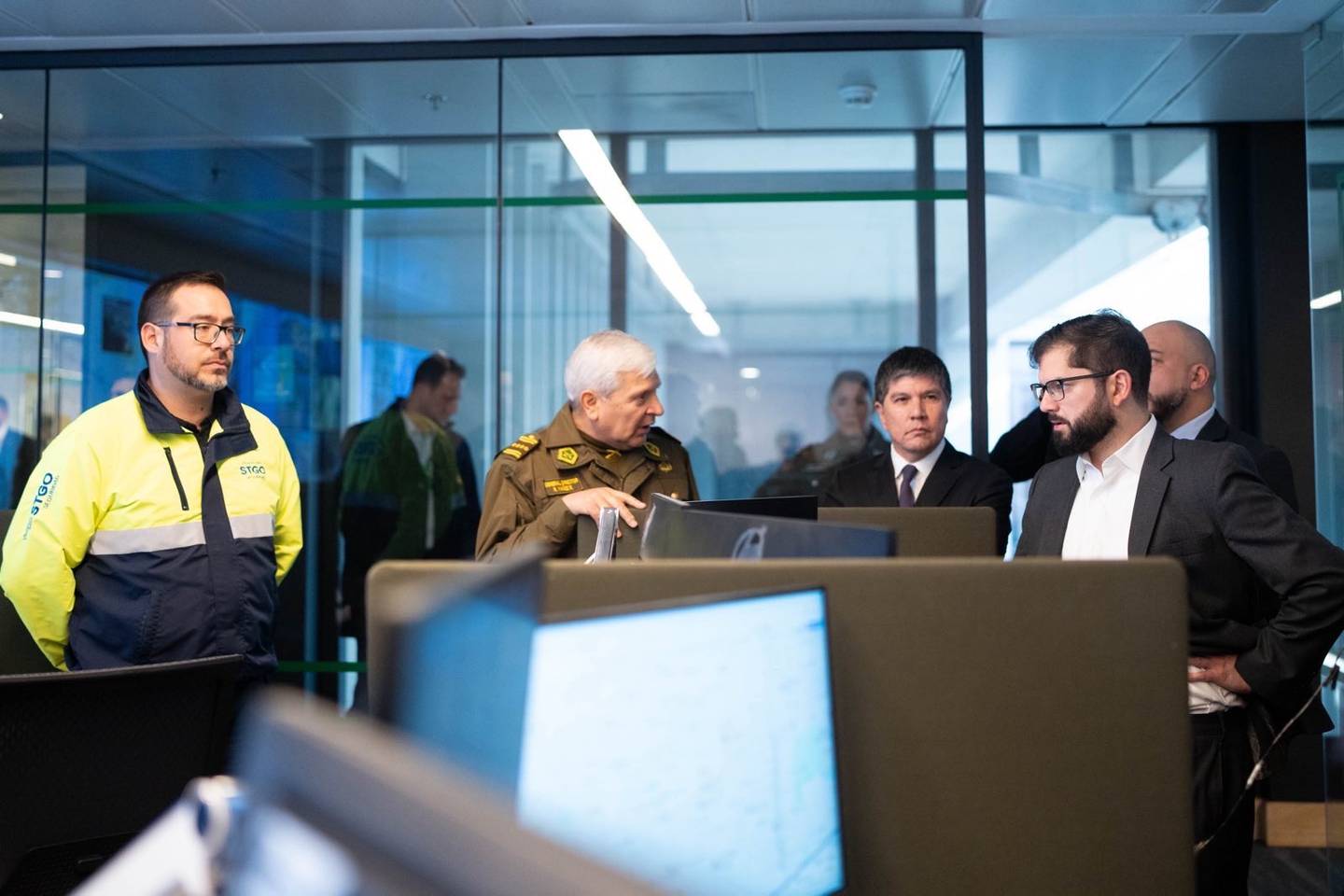 El Presidente Gabriel Boric, junto al General Director de Carabineros, Ricardo Yáñez, visitando el nuevo sistema de detección de vehículos con encargo por robo.
