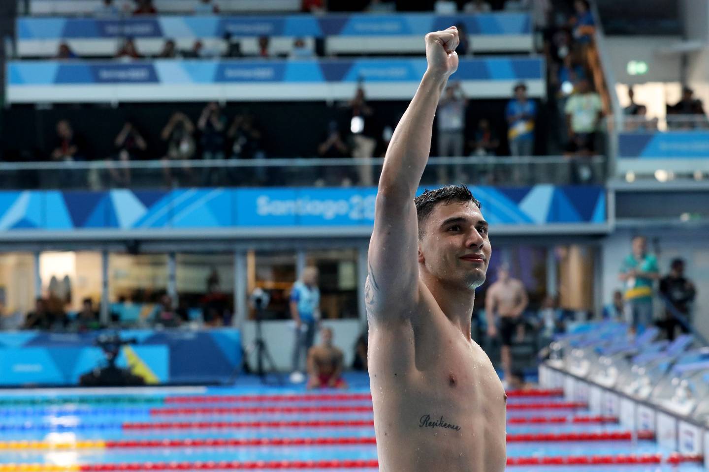 Vicente Almonacid, levantando los brazos en la piscina durante su participación en los juegos de Santiago 2023.