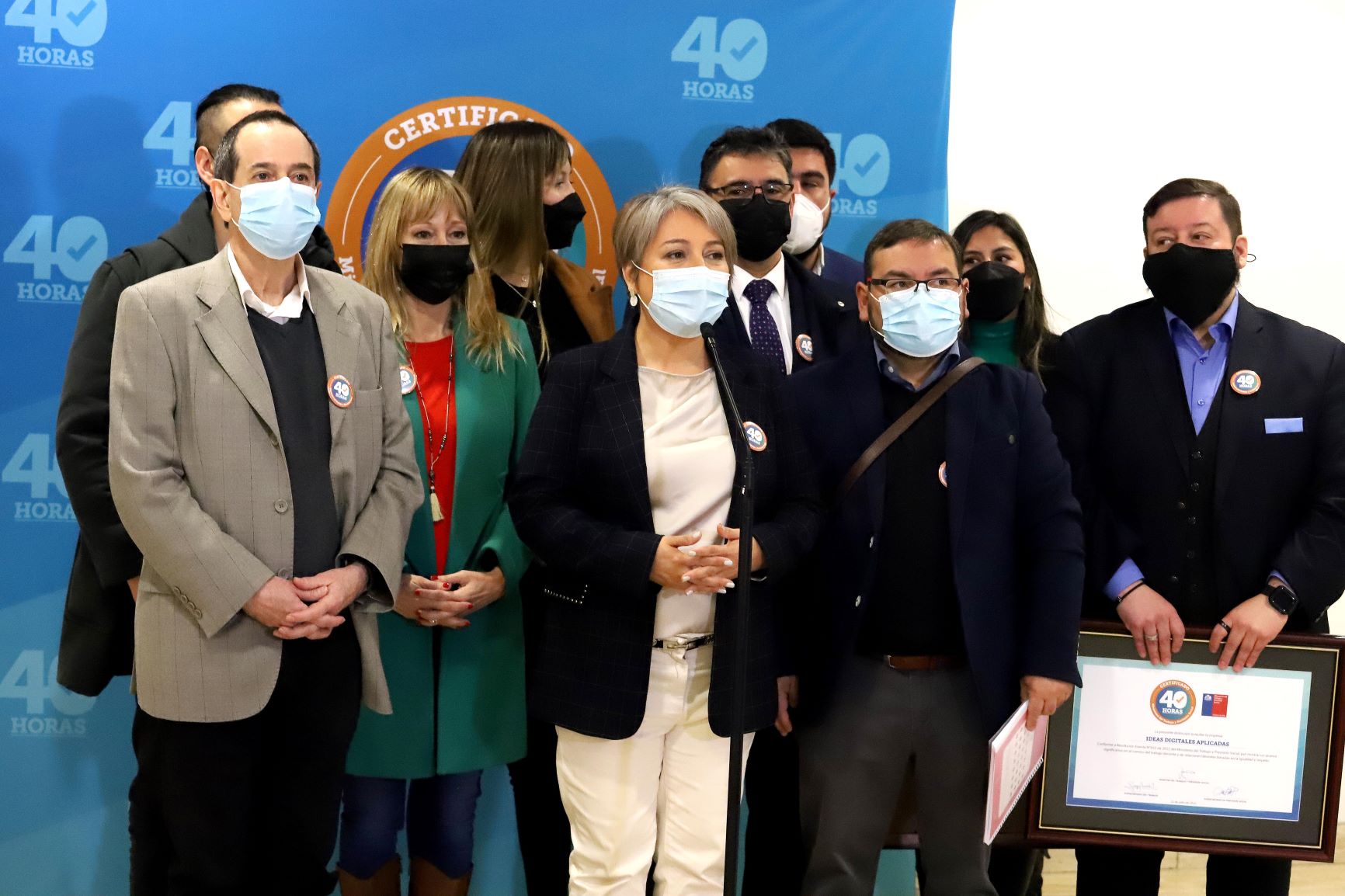 Fotografía de la ministra del Trabajo, Jeannette Jara, acompañada del titular de Ciencia, Flavio Salazar, explicando a la prensa los alcances del Sello 40 Horas