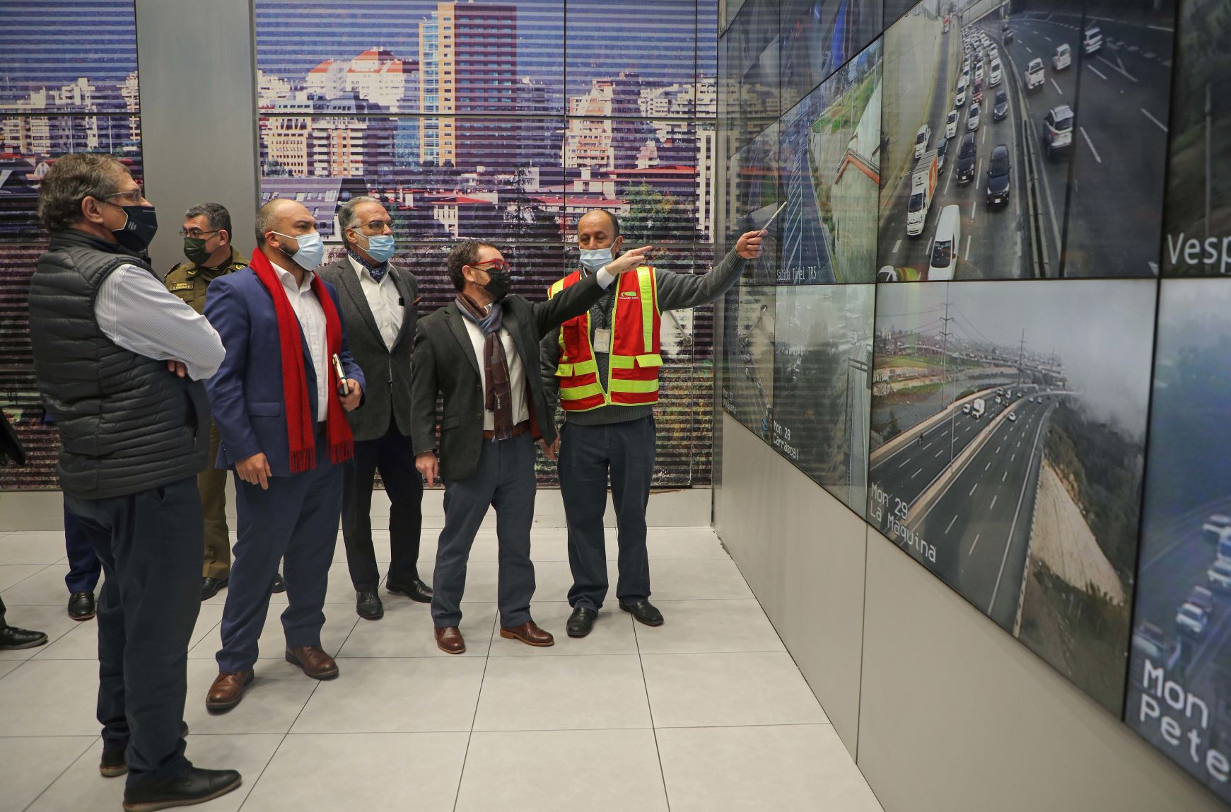 Fotografía del ministro de Obras Públicas, Juan Carlos García, y el subsecretario de Prevención del Delito, Eduardo Vergara, inspeccionando cámaras del centro de control de una autopista