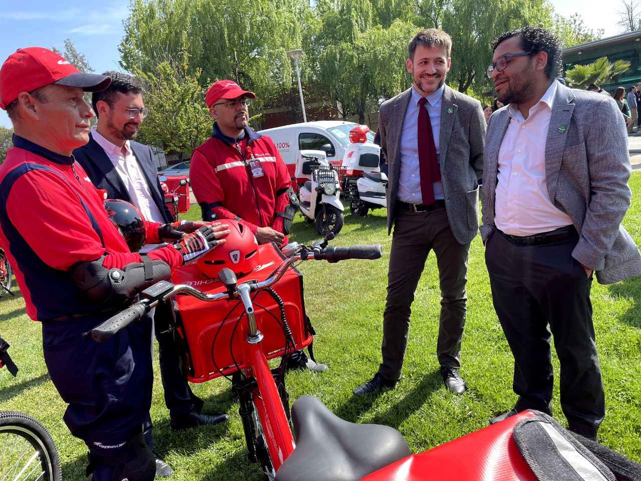 Fotografía del ministro de Energía, Diego Pardow y el subsecretario de la cartera, Julio Maturana, junto a trabajadores y sus nuevos medios de transportes sustentables