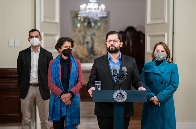 Imagen del Presidente Gabriel Boric, junto a las ministras de Medio Ambiente, Maisa Rojas, y la titular de Minería, Marcela Hernando, anunciando en La Moneda la decisión de cerrar la fundición Ventanas de Codelco