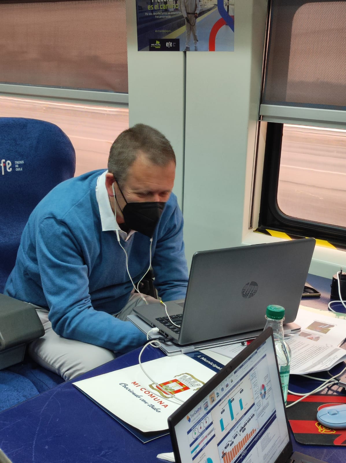 En la fotografía, el ministro Juan Carlos Muñoz, realizando una entrevista vía zoom arriba de uno de los trenes que realiza el servicio Santiago-Chillán.