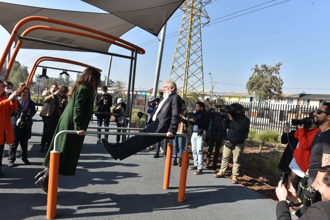 Fotografía del ministro de vivienda utilizando las máquinas de ejercicios inauguradas en el parque