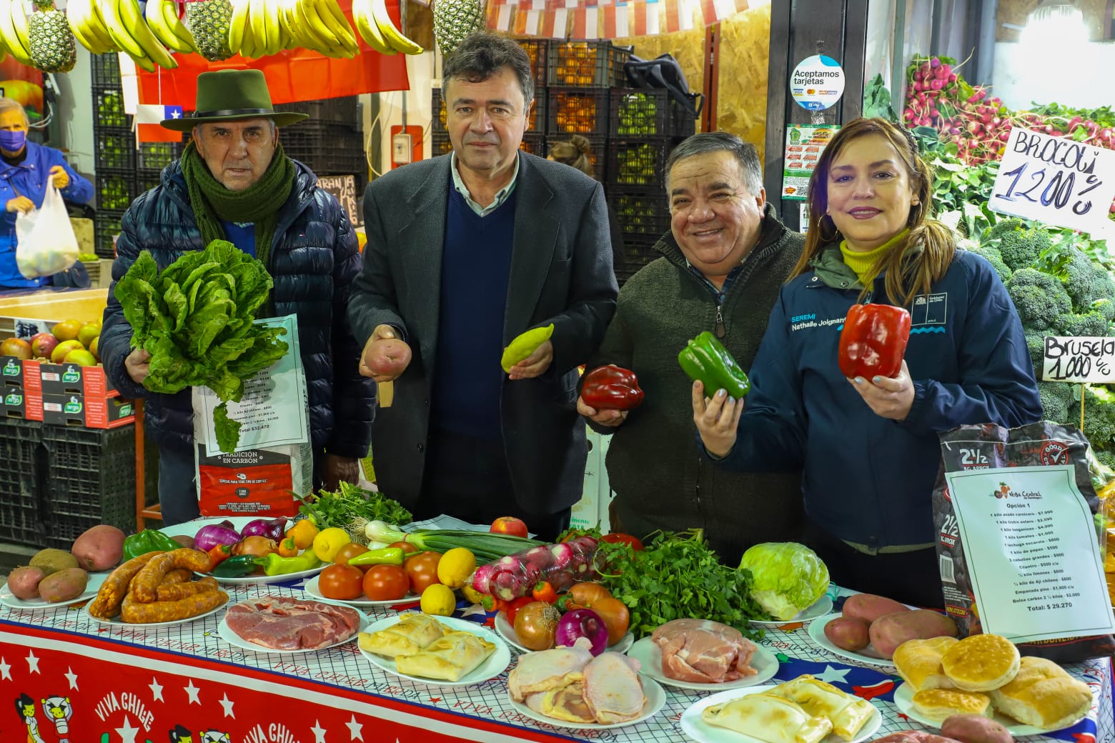 Fotografía del ministro de Agricultura, Esteban Valenzuela junto al relacionador público de La Vega en la presentación de precios de las canastas dieciocheras