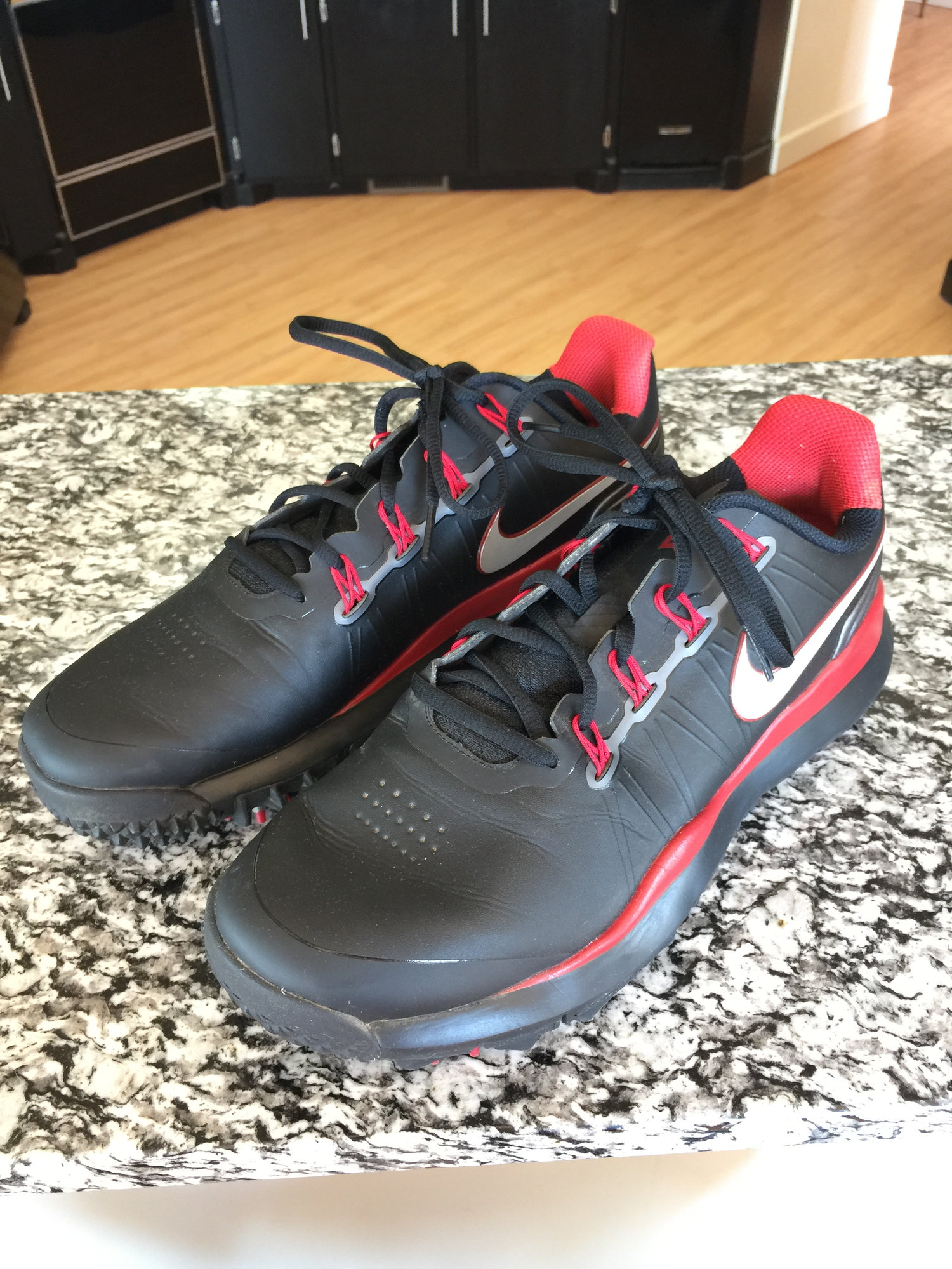 tiger woods black golf shoes