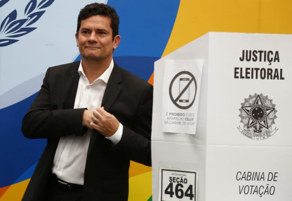 âHoje é dia dos polÃticosâ, diz Sergio Moro ao votar sob aplausos em Curitiba