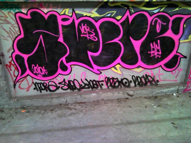 Throw Ups By Sucre Paris (France) Streetart and Graffiti FatCap