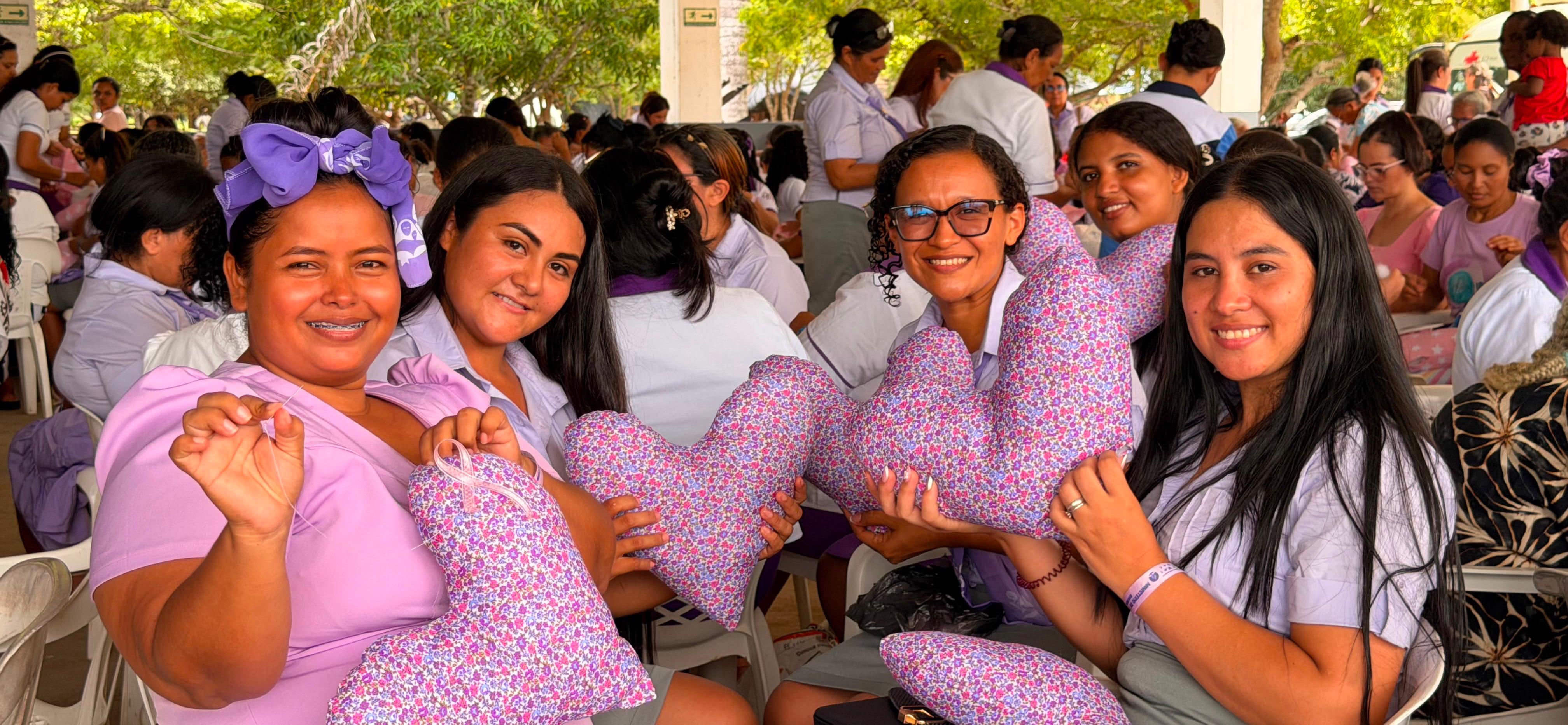 Más de 1.200 mujeres confeccionan cojines de esperanza para pacientes con cáncer de seno.