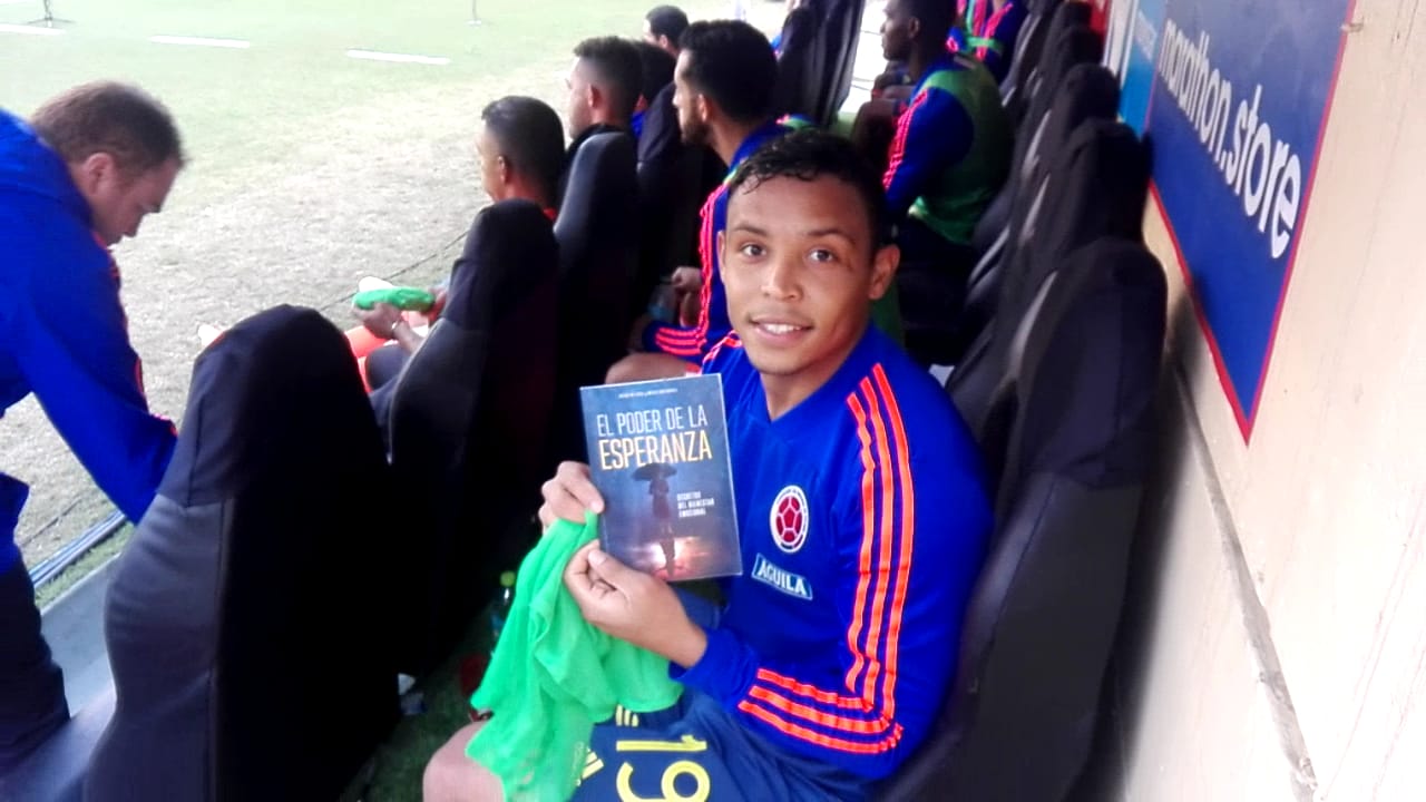 Joven adventista entregó literatura a jugadores de la Selección Colombia de fútbol
