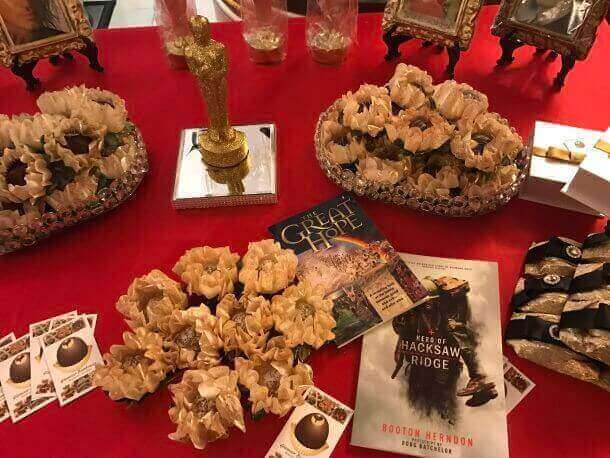 Empresaria adventista regala libros a celebridades de Hollywood