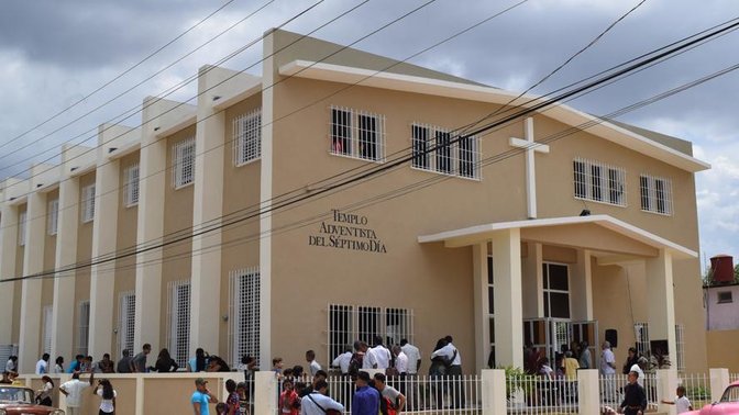 Después de décadas de orar, los adventistas dedican moderna iglesia en Cuba