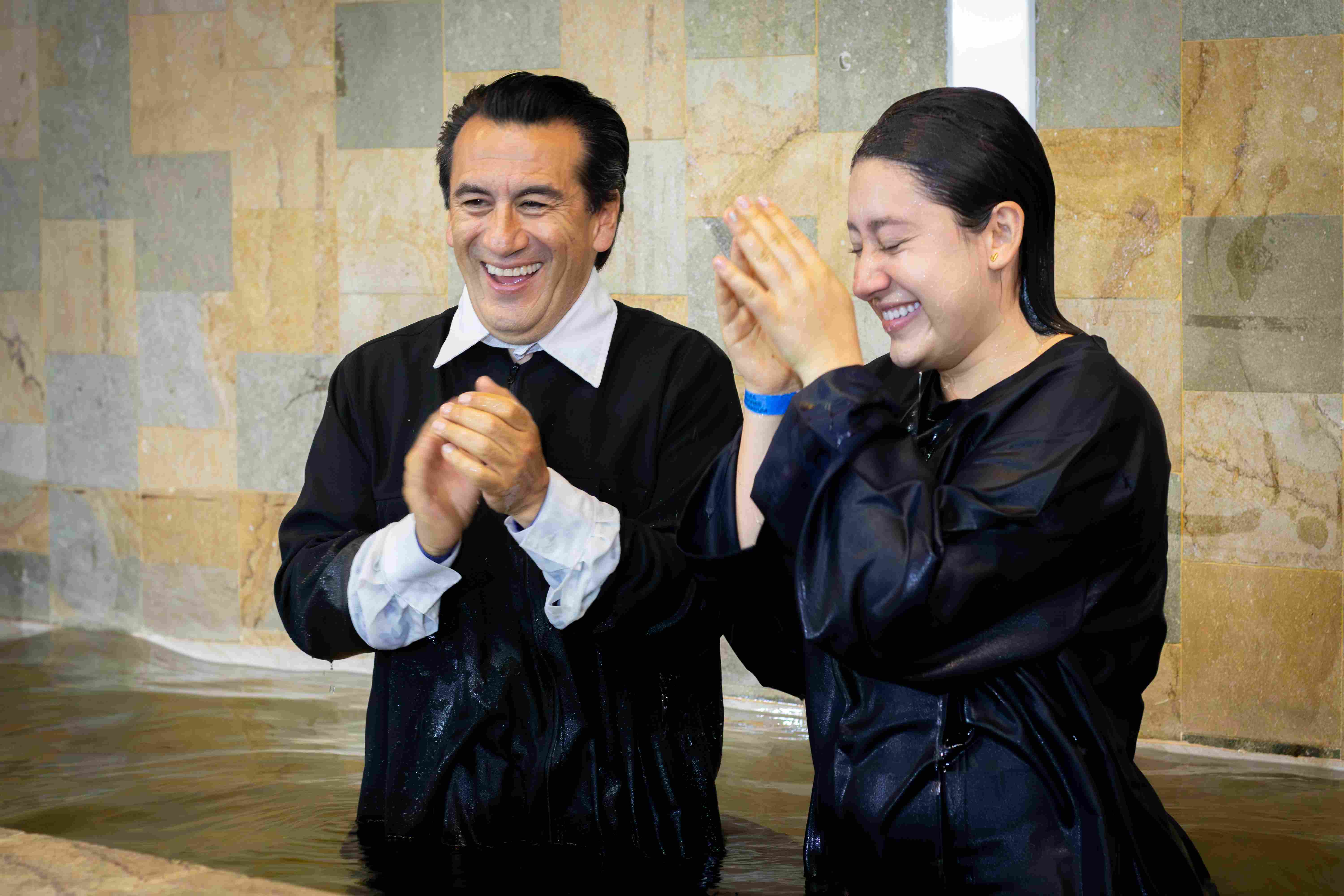 JOVEN ES BAUTIZADA DURANTE ASAMBLEA NACIONAL TRAS SER CONTACTADA EN CAMPAÑA DE COLPORTAJE ESTUDIANTIL EN COLOMBIA