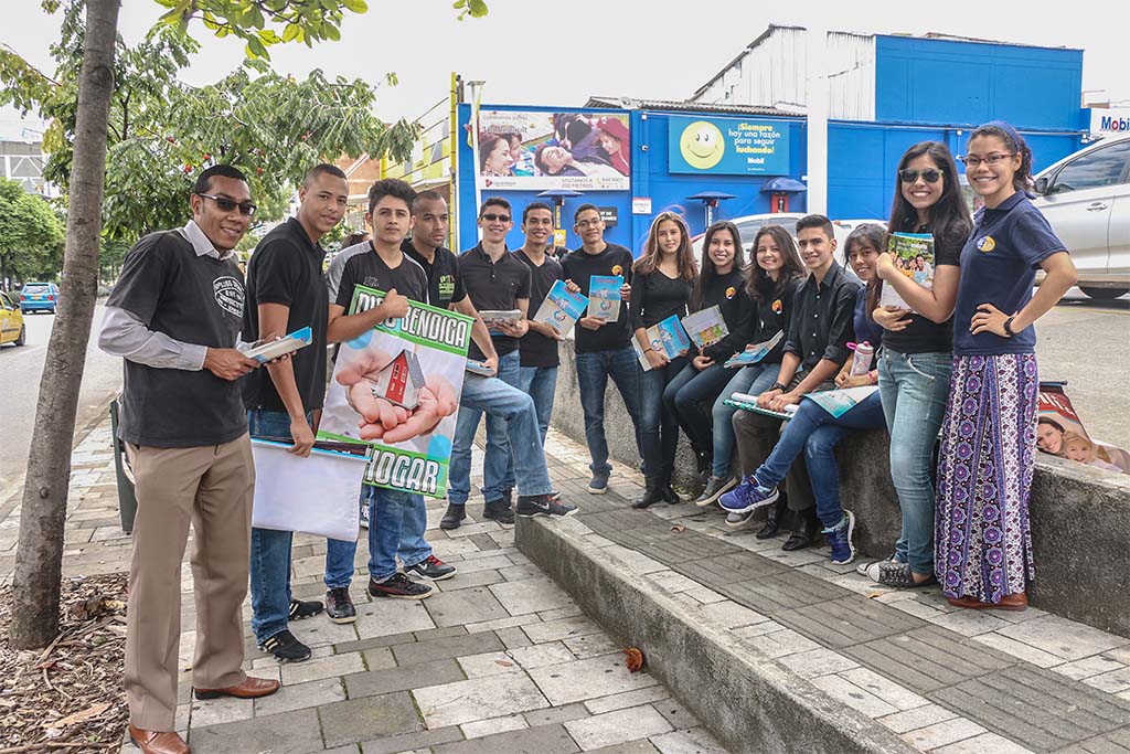 LA IGLESIA A LA CALLE CON MAS DE 100.000 REVISTAS PRIORIDADES DISTRIBUIDAS EN TODO EL CAMPO