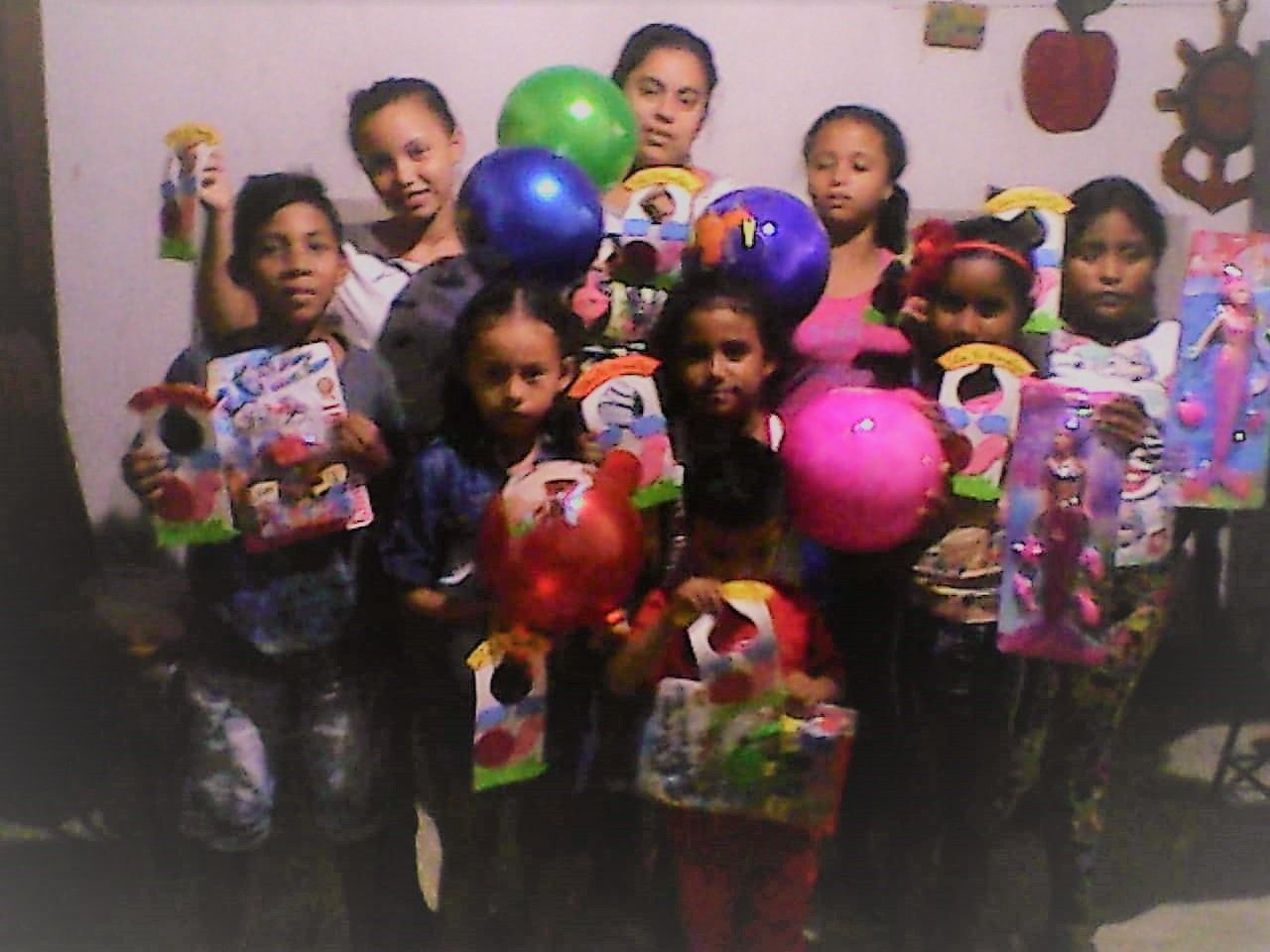 Entrega de los regalos y cena para los niños del grupo pequeño en el hogar de la hermana Edenia.