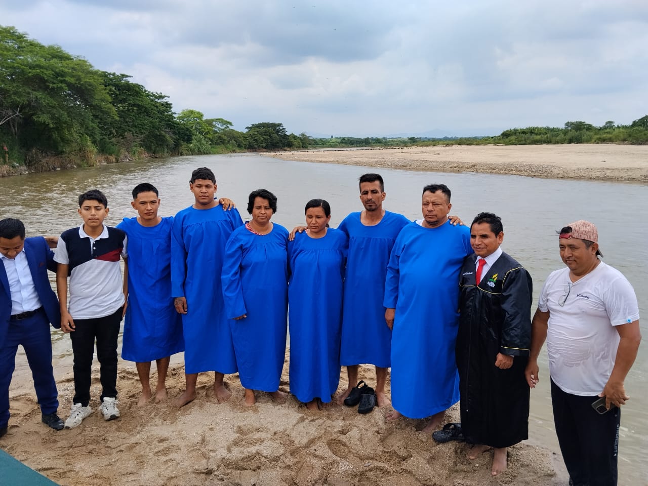 HISTÓRICA EXPERIENCIA INTERNACIONAL DE ESTUDIANTES DE TEOLOGÍA DE COLOMBIA DEJA CIENTOS DE BAUTISMOS EN ECUADOR