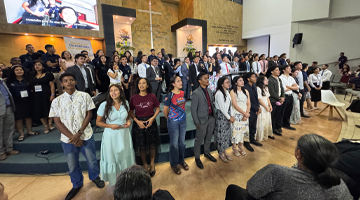 Familia colportora de la Asociación Centro Occidental representa al campo en Asamblea de Publicaciones