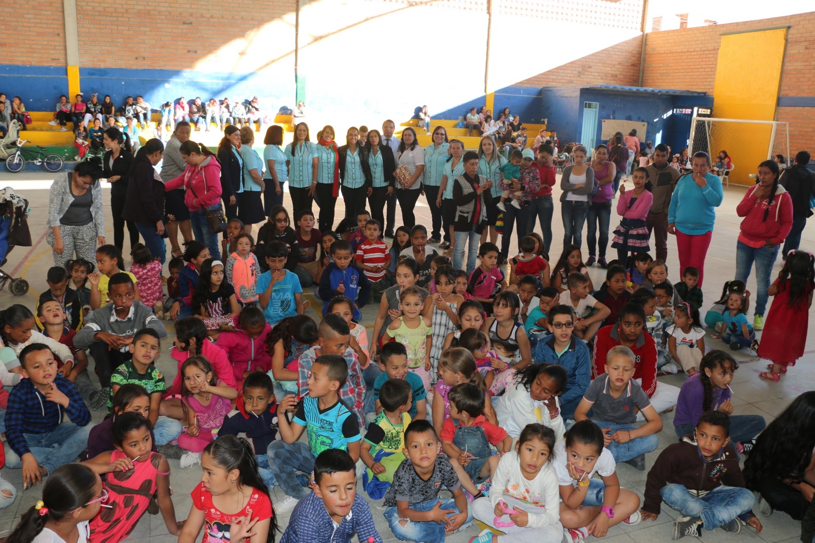 Más de 300 niños agradecen a la Iglesia Adventista por la Navidad.